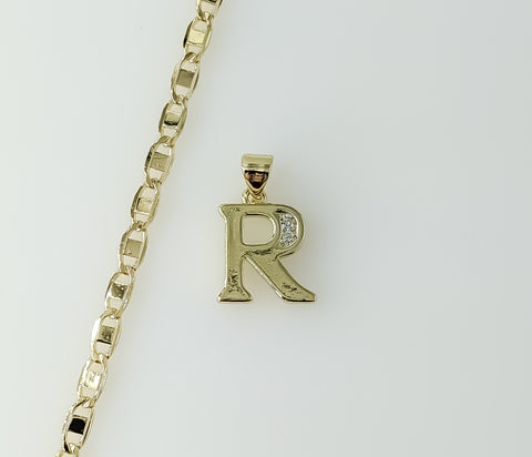 Gold plated mariner anchor chain necklace with a flat 3mm letter R detail.

Gold plated chain necklace featuring a flat