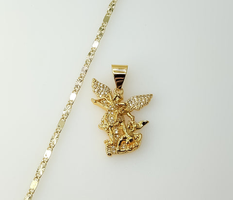 Gold plated solid chain necklace with small star pendant design.
Gold plated chain necklace featuring small star pendan