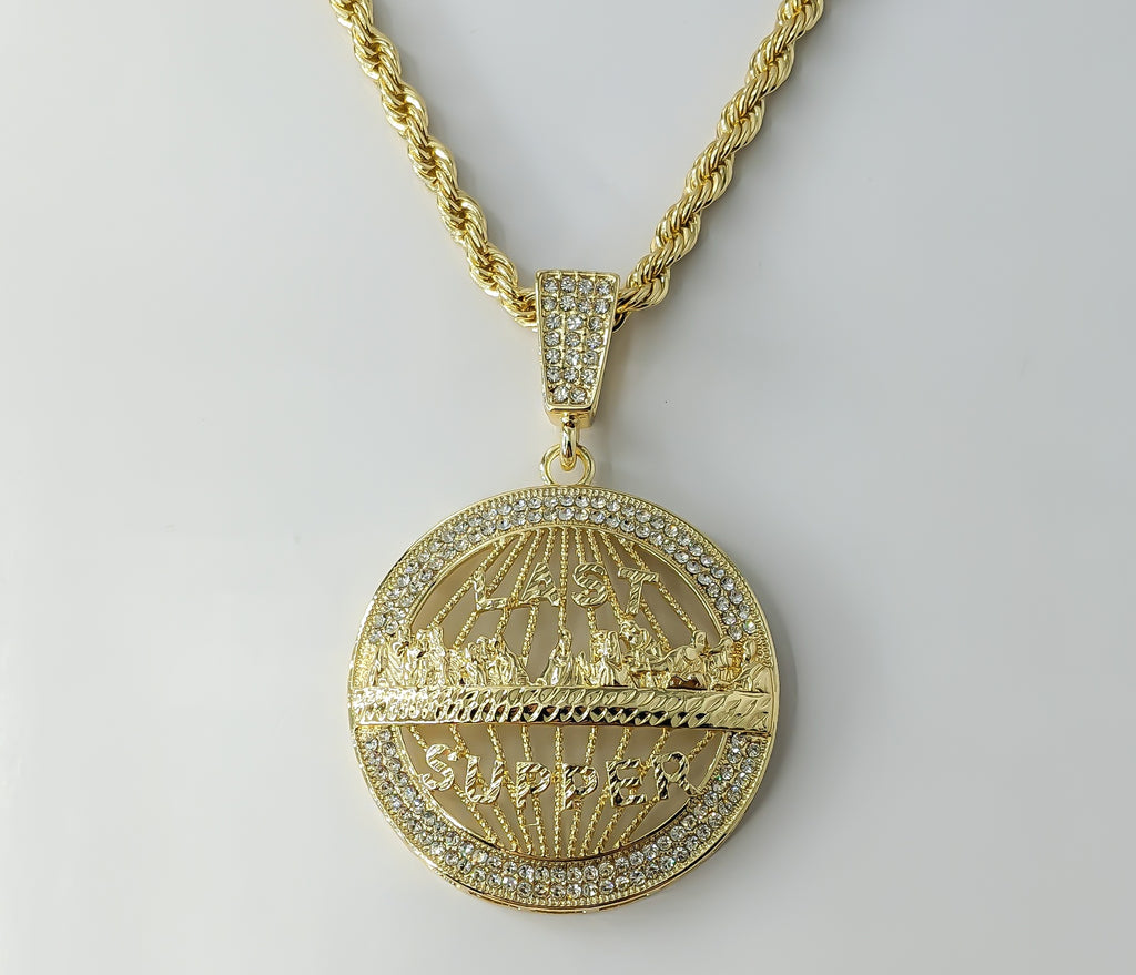 A 5mm braided chain necklace in gold plated rope style with a pendant.